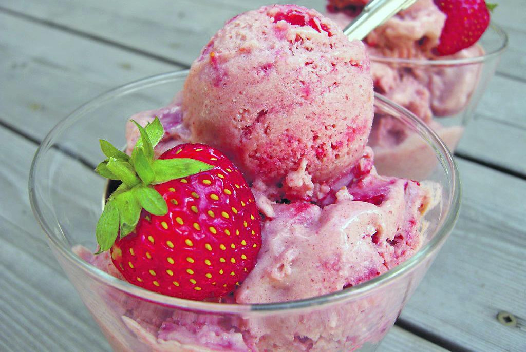 SLATKI ZALOGAJI: Domaći sladoled od jagoda